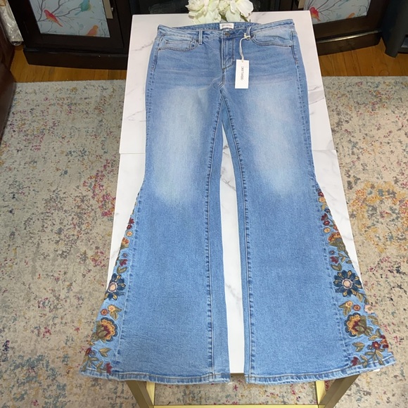DRIFTWOOD Denim - Driftwood Flare Farrah Flowers Embroidered BellBottom Jeans size W32xL34